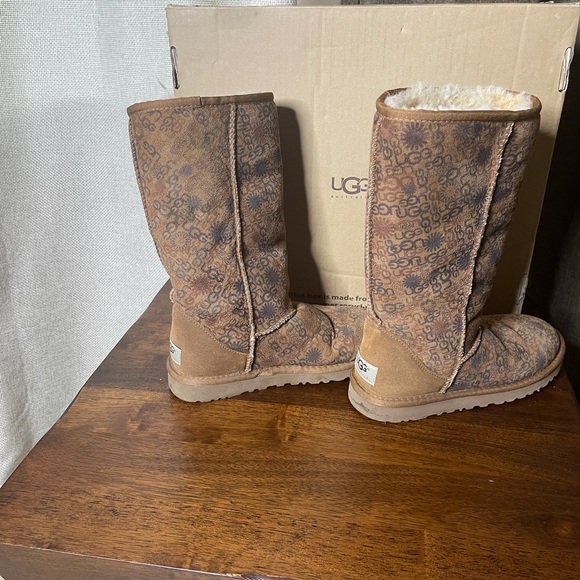 UGG boots in color Tan with UGG print Used - Picture 2 of 7